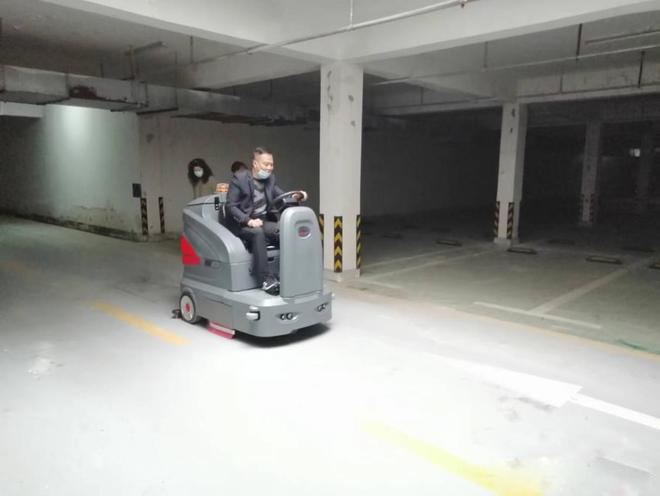 榆林小区物业保洁不用人力改用驾驶式洗地机了